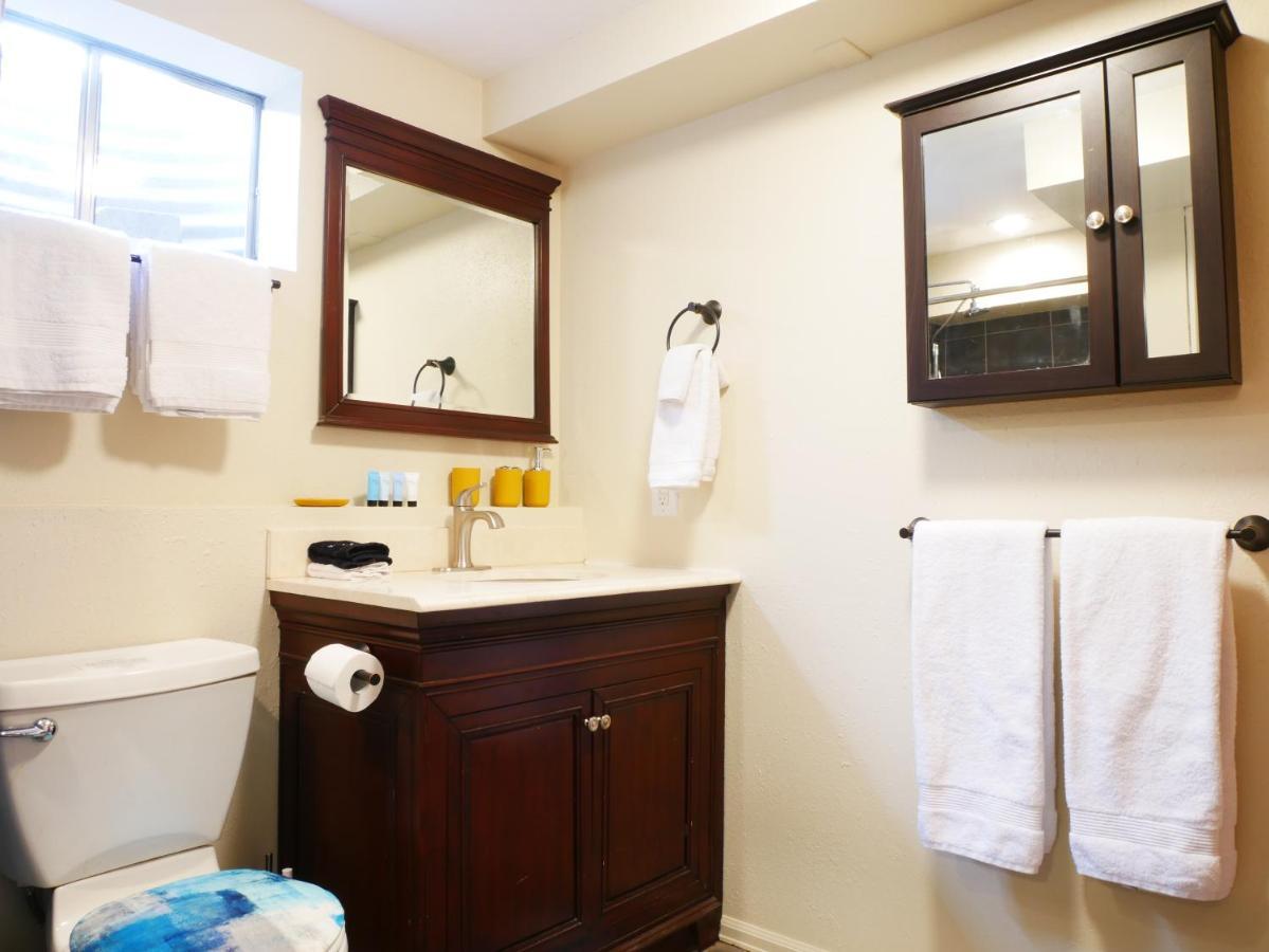 Private Basement, Bath, Living Area In Morrison公寓 外观 照片